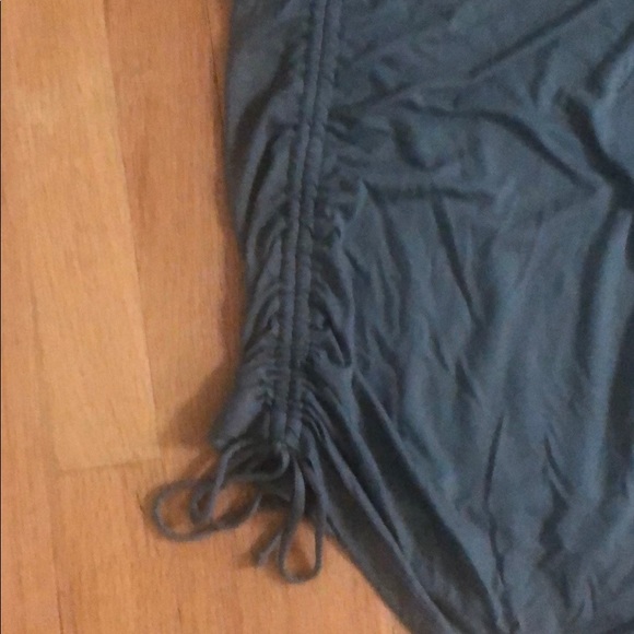 Short sleeve top with ruching on one side - Picture 2 of 3